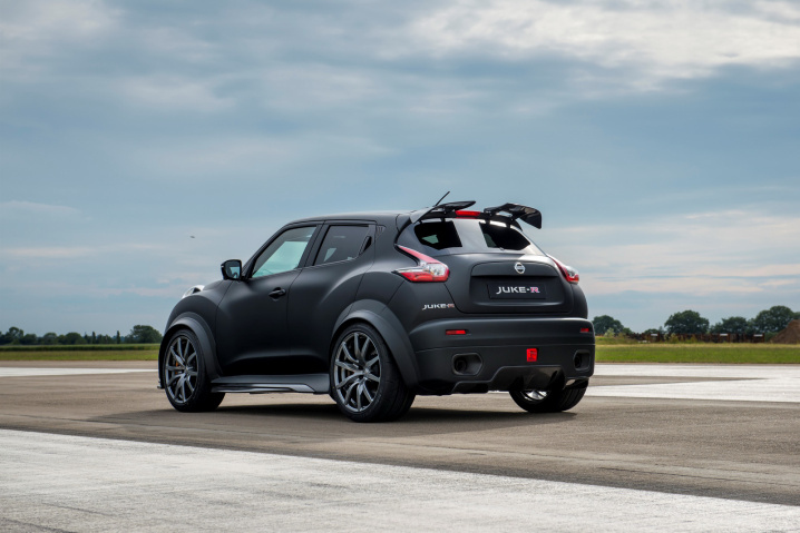 Nissan-Juke-R-20-13