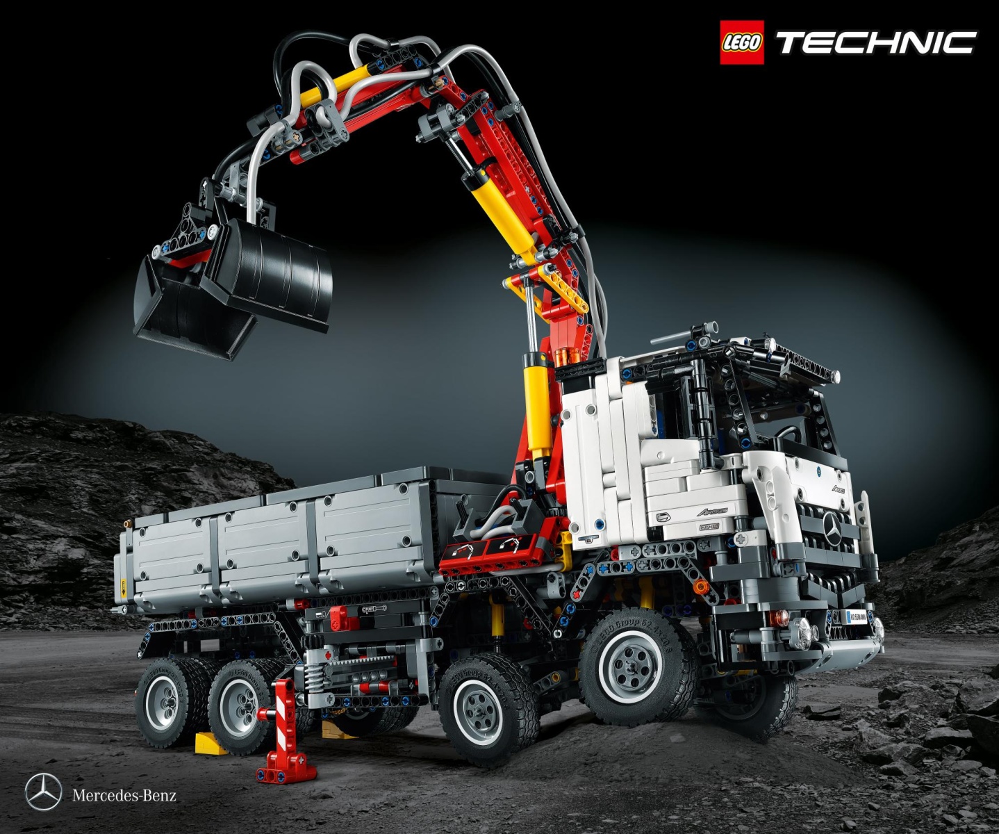 mercedes-benz-arocs-3245-launched-it-s-a-lego-technic-truck-made-of-almost-3000-pieces_1